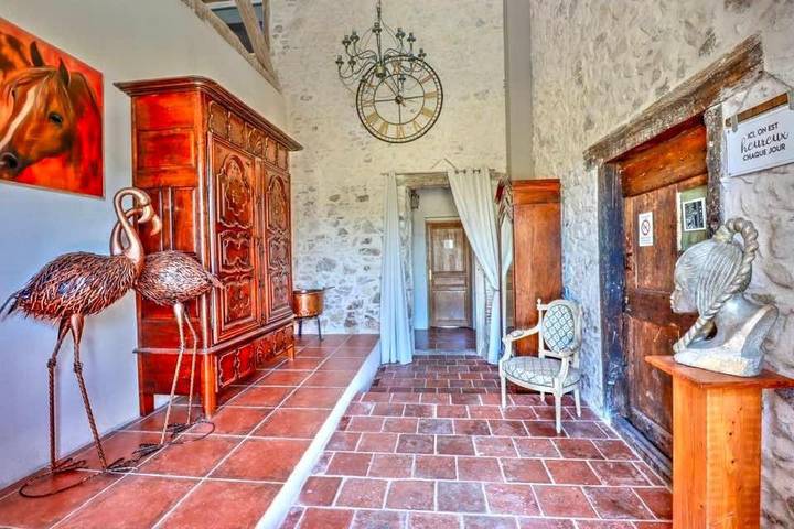 Maison d’hôte pour 3 personnes, avec piscine et vue ainsi que jardin et sauna à Montredon-Labessonnié