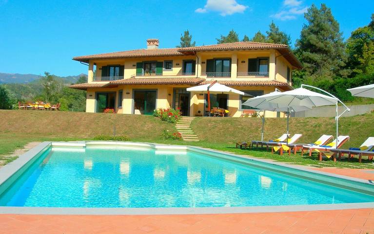 Villa per 14 persone, con piscina e balcone in Garfagnana