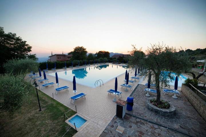 Appartamento per 2 persone, con Terrazza e Giardino nonché Piscina per bambini e Piscina a Sessa Aurunca