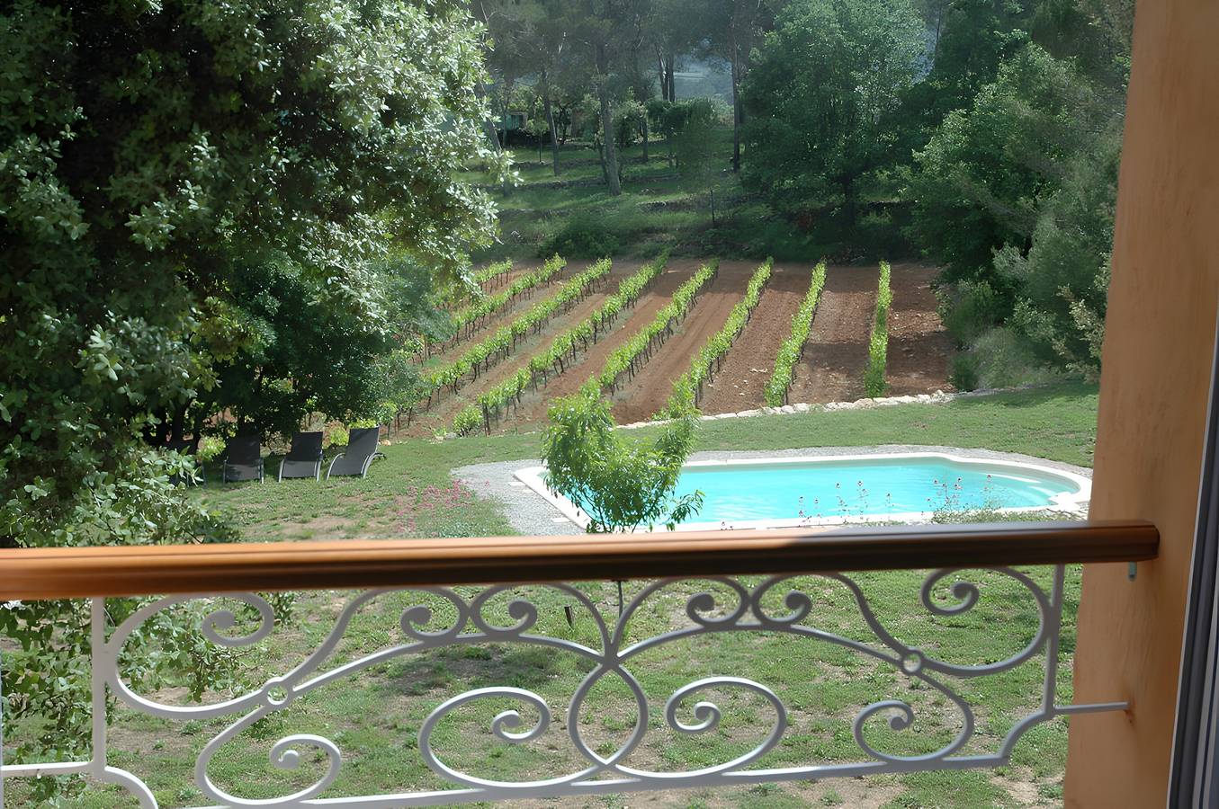 Bed and Breakfast 'Le Temps Des Cerises' with Shared Pool, Shared Terrace and Wi-Fi in Carcès, Brignoles region