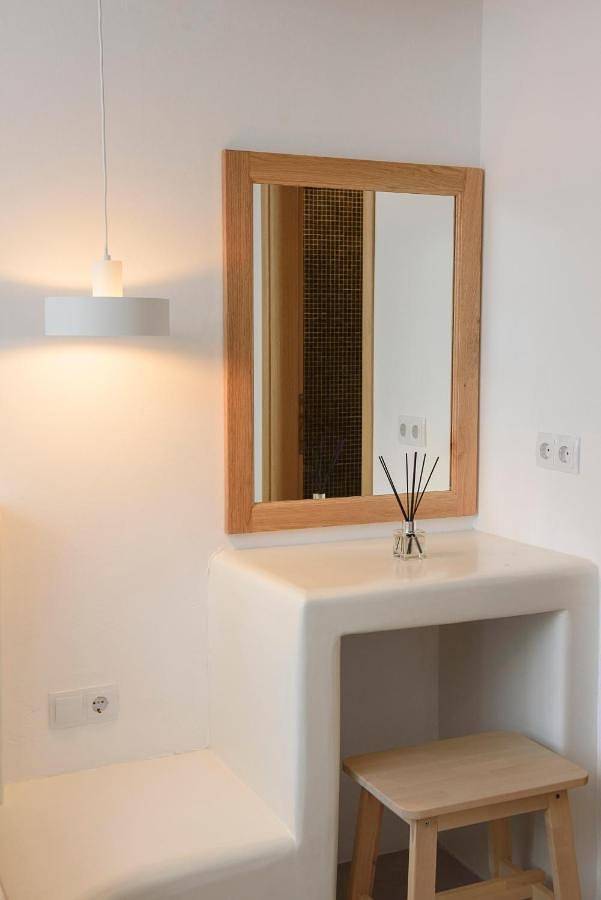 Gîte pour 2 personnes, avec piscine ainsi que vue et terrasse dans Egíali - 4