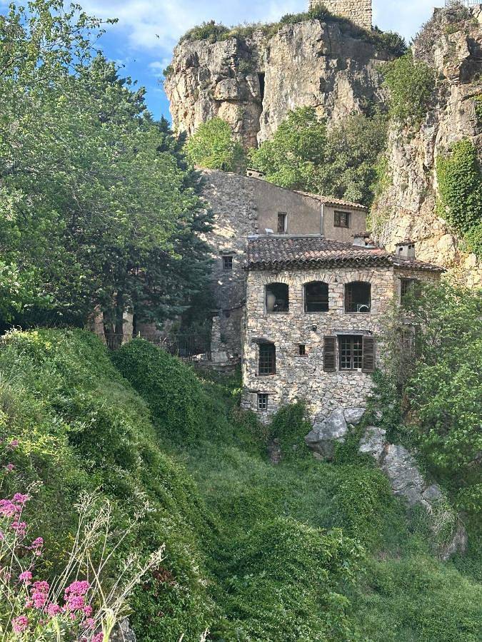 Location de vacances pour 2 personnes, avec Terrasse ainsi que Jardin et Vue à Châteaudouble