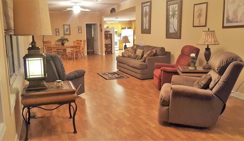 Vacation rental for 13 people, with yard in Lake Marion