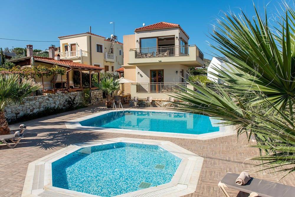 Kladissos Family Seaside Villa with heated pool, hydromassage and barbecue! in Agia Pelagia, Achlada