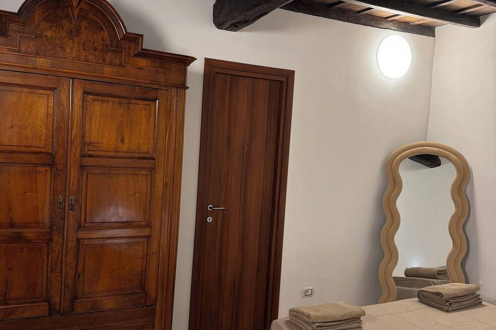 Entire apartment, Apartment with 2 Double Bedrooms and 2 Bathrooms, Historic Center Albano Laziale in Albano Laziale, Parco Regionale dei Castelli Romani