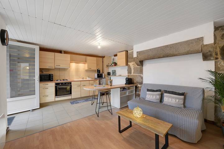 Guesthouse 'Le 101' with private garden in Villedieu-les-Poêles, Côte de la Déroute