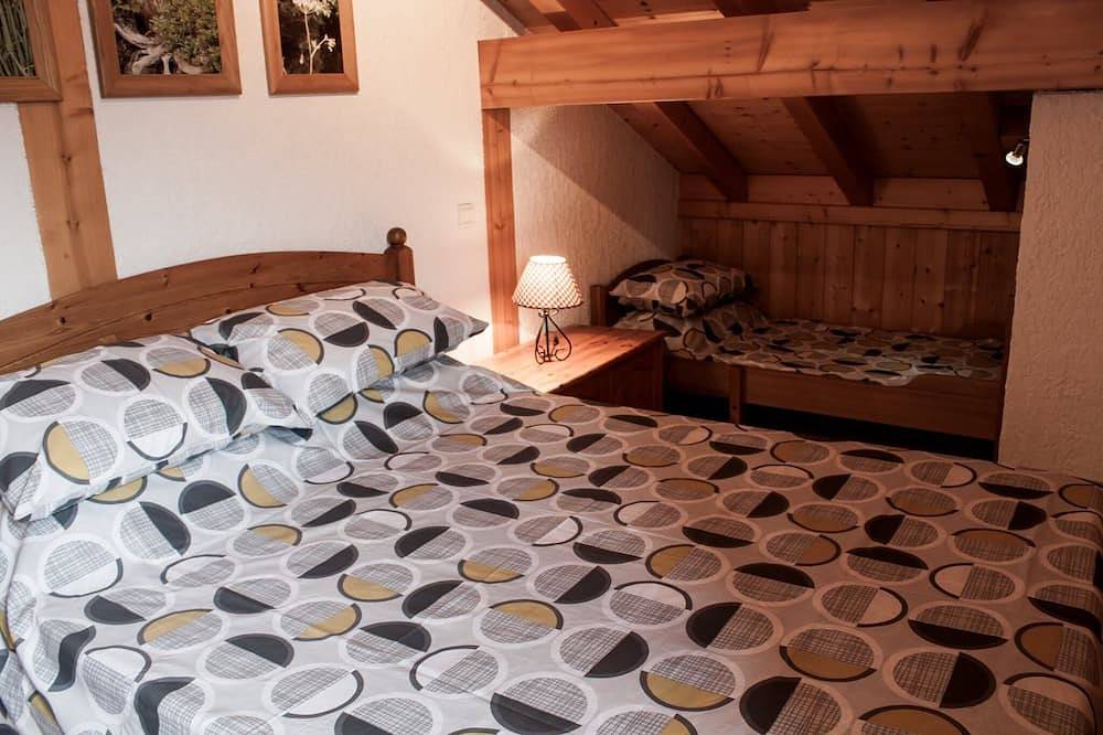 Lovely chalet, great location, sleeps 8 /9 people! in Les Gets, Les Portes du Soleil