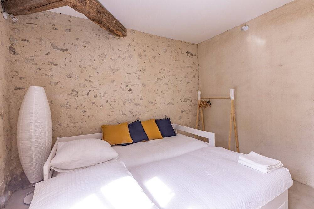 Gîte en pierre avec piscine au calme - Lits king size & Vue sur les pyrénées in Gondrin, Gers