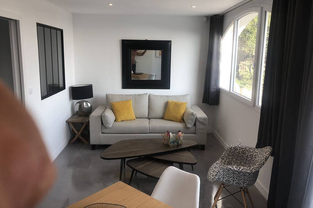 Magnifique Appartement de 40 m2 vue Colline, mer, avec cour et parking privé in La Londe-les-Maures, Côte méditerranéenne (France)