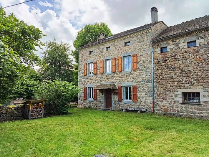 Gîte pour 12 personnes, avec Terrasse ainsi que Jardin et Piscine dans Saint-Symphorien (Lozère)