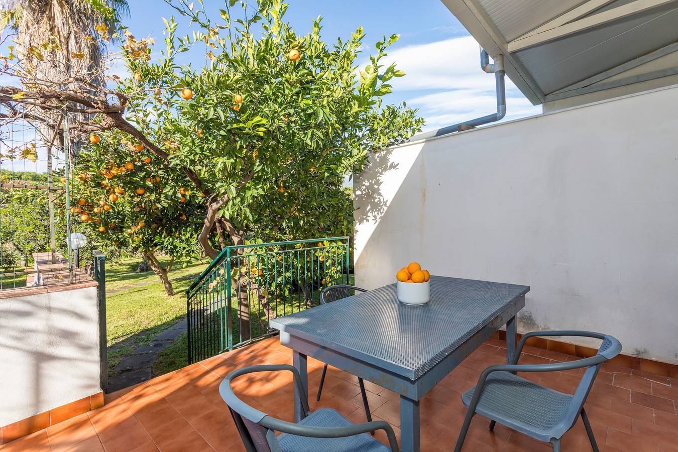 Apartamento entero, Apartamento 'Casa Dell'Eucalyptus - Ginestra Ar' con vistas a la montaña, Wi-Fi y aire acondicionado in Acireale, Provincia de Catania