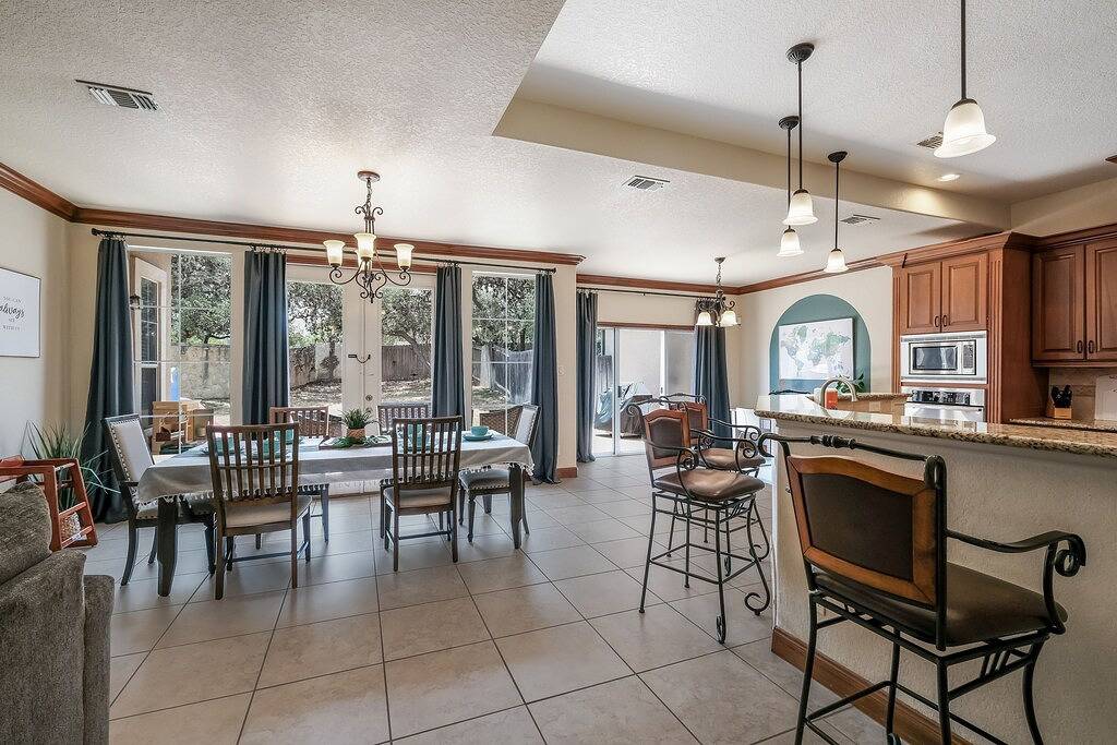 Luxuriöses Hill Country Reihenhaus. Einen Steinwurf von Sea World entfernt. Bmt in San Antonio, Bexar County