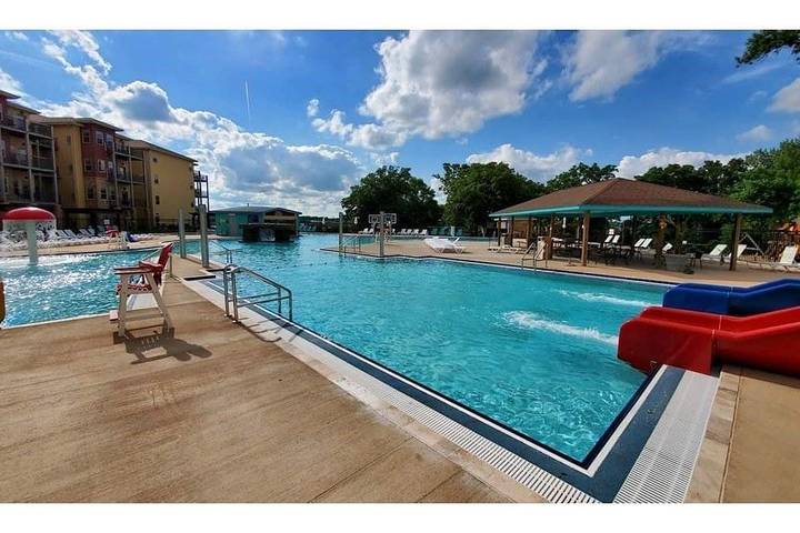 Lake house for 4 people, with pool and yard in Iowa