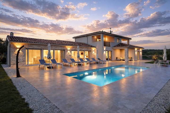 Villa für 8 Personen, mit Balkon und Terrasse sowie Garten und Pool in Kaštel (Plovanija)