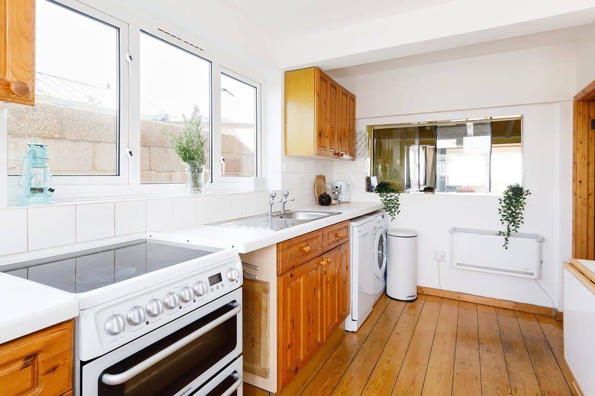 Sunny seafront chalet - sleeps 6 in West Wittering, West Sussex