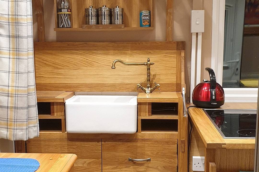 Riverside Cabin - Sleeps 2 - Hottub - Parking in Powys