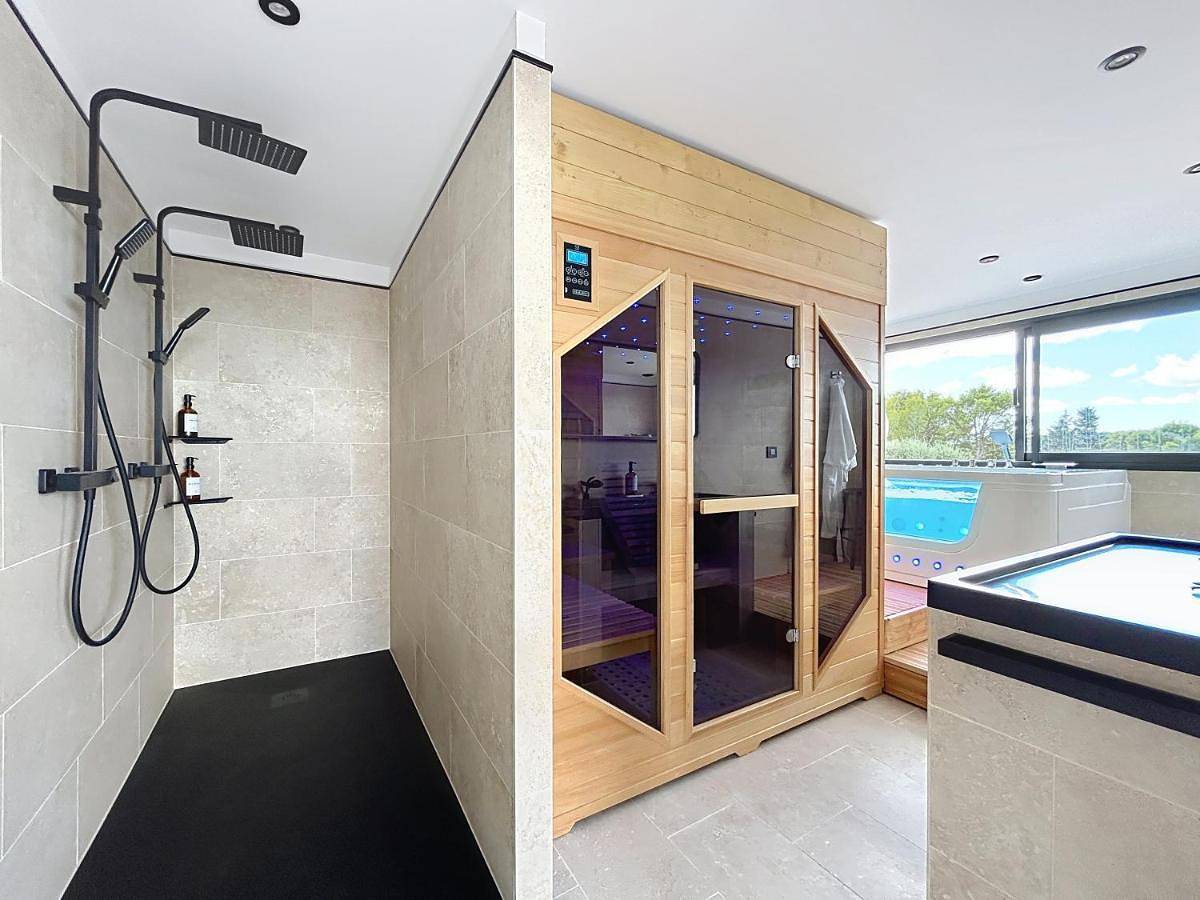 One-Bedroom Apartment with Spa Bath in Langlade, Région de Nîmes