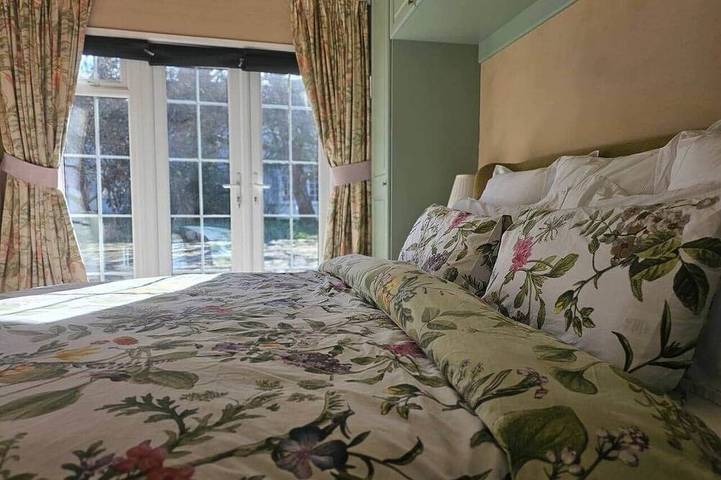 Queen Anne Cottage in Worplesdon, Guildford