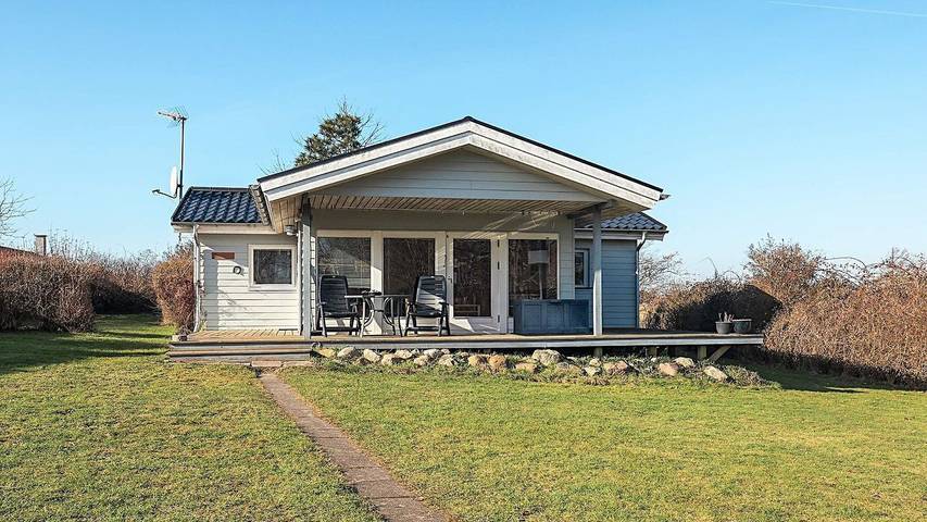 Ferieudlejning for 7 personer, med terrasse i Enø