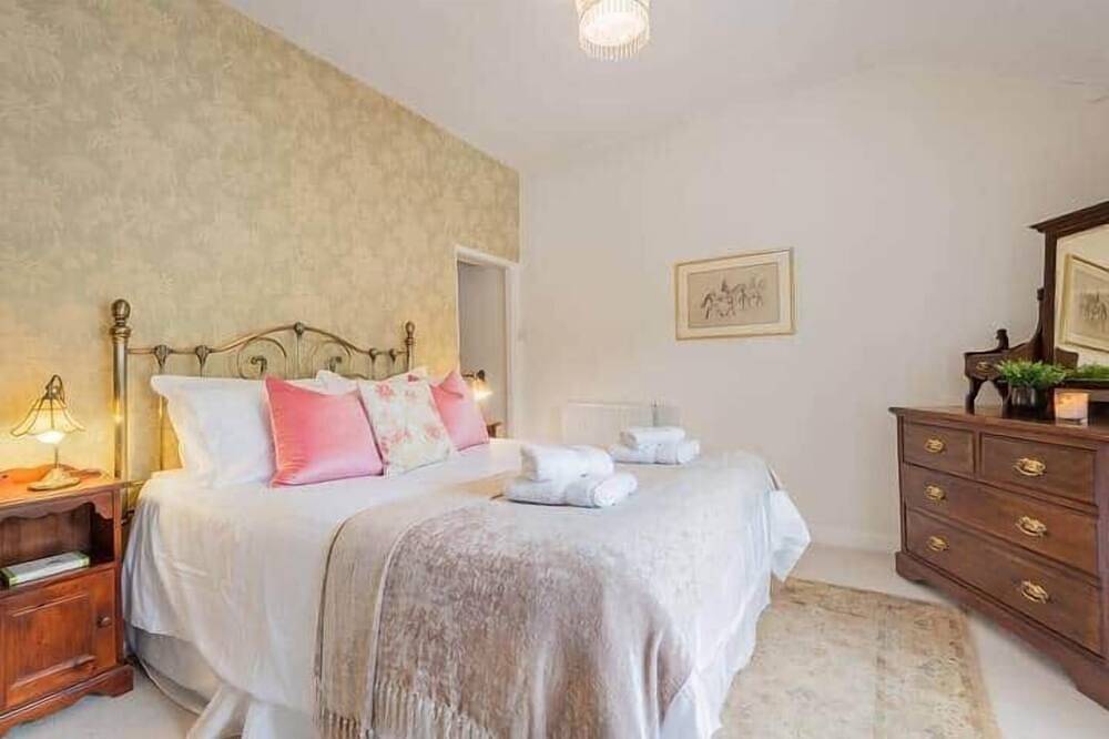 Sunnywood, Staveley - character cottage in beautiful gardens. in Staveley, Lake District
