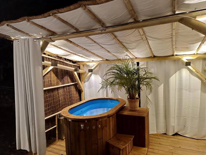 Camping pour 4 personnes, avec Jacuzzi et Terrasse ainsi que Jardin et Vue