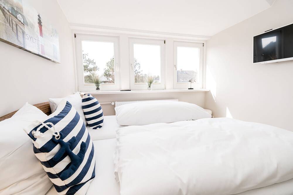 Ganze Wohnung, Geräumige, helle Ferienwohnung in ruhiger Lage im 1. Og in Wenningstedt in Wenningstedt, Sylt