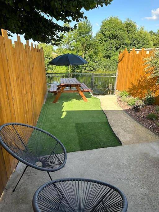 Gîte pour 4 personnes, avec Terrasse ainsi que Jardin et Vue à Magné