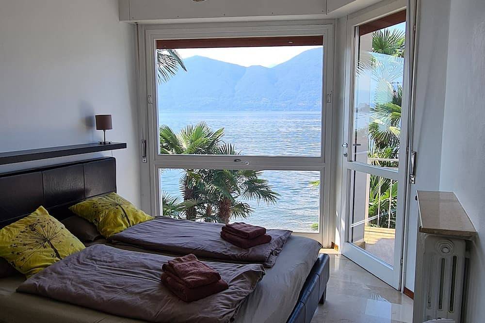 Villa Alba - dream view and direct beach access in Porto Valtravaglia, Lago Maggiore (Lombardy)