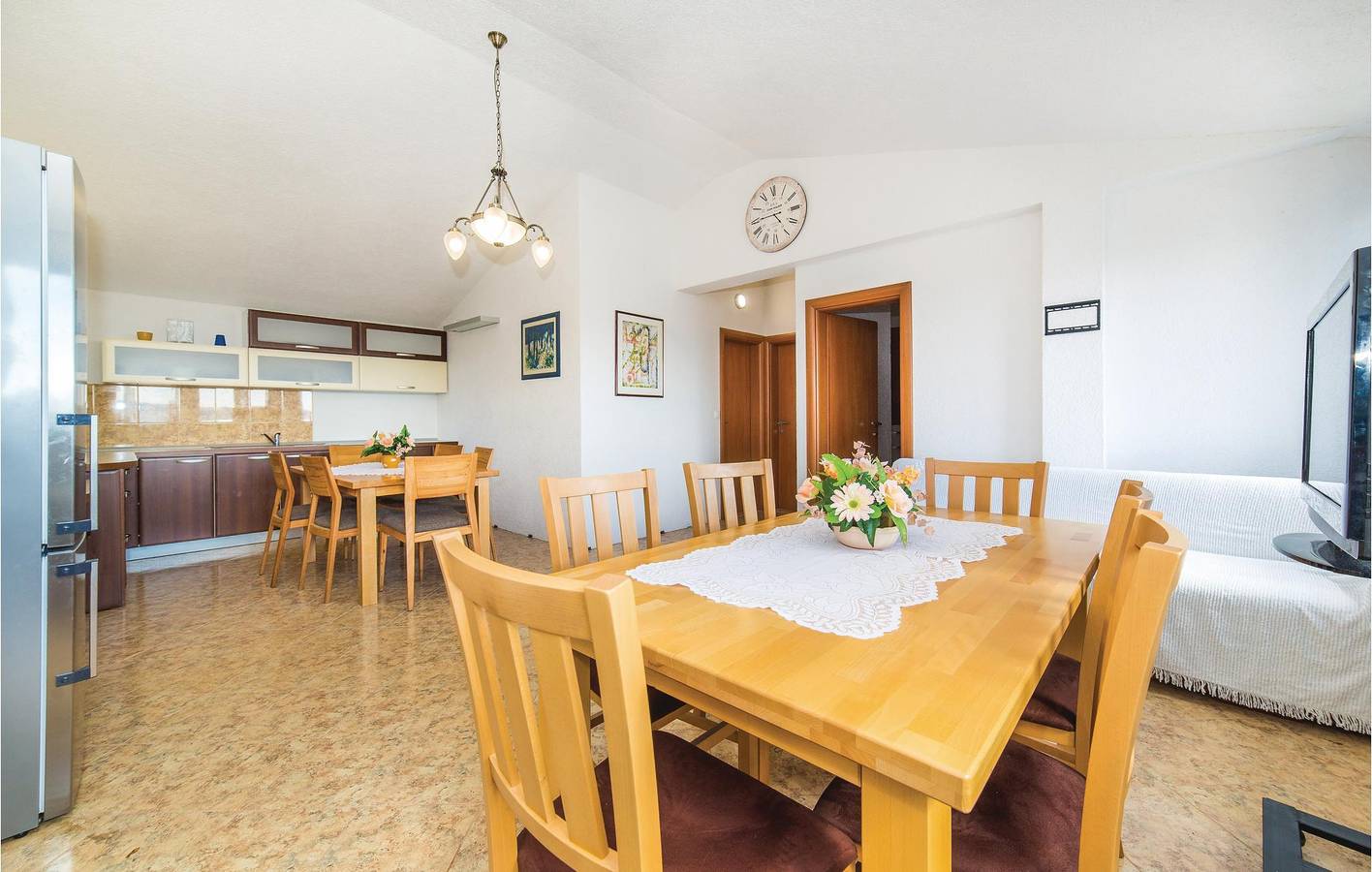 Ganze Ferienwohnung, Gemütliche 2-Zimmer-Wohnung mit Terrasse, in der Nähe des Strandes von Divulje in Kastel Novi, Kaštela