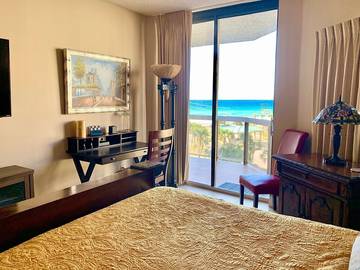 Vacation Apartment for 10 Guests in Miramar Beach, Emerald Coast, Picture 3