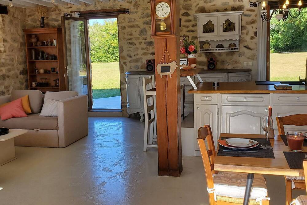 Belle Longère En Pierres  Avec Piscine Privative Chauffee in Meuzac, Région de Limoges