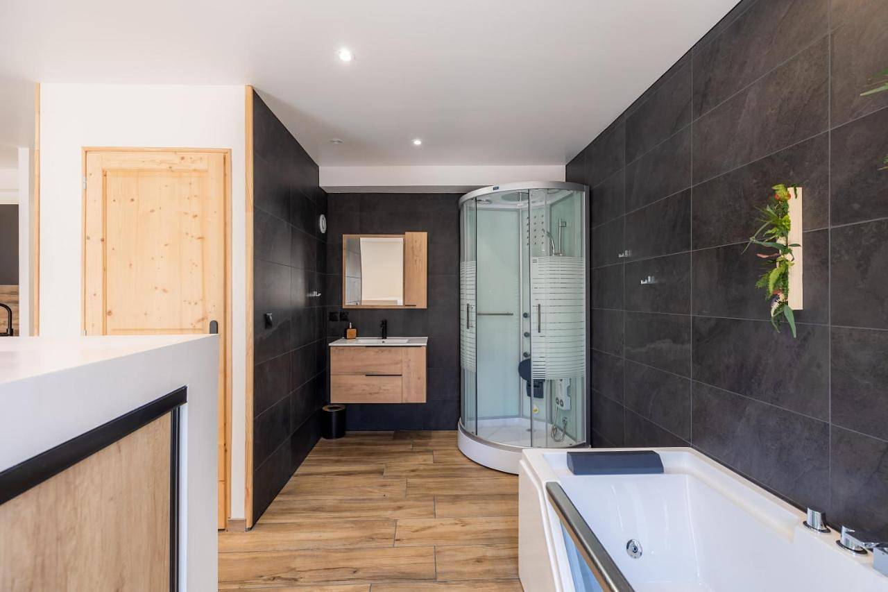 Appartement entier, Superbe Loft Balneo Hammam #5 in Embrun, Parc national des Écrins
