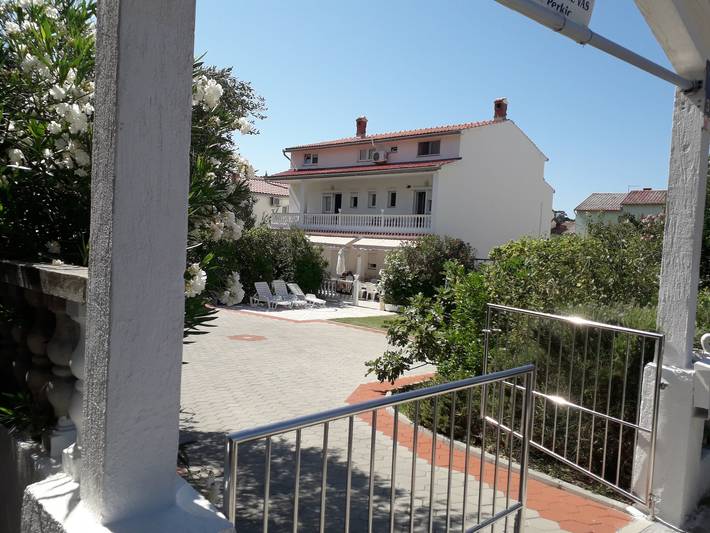 Ferienwohnung für 9 Personen, mit Balkon und Garten in Kroatien