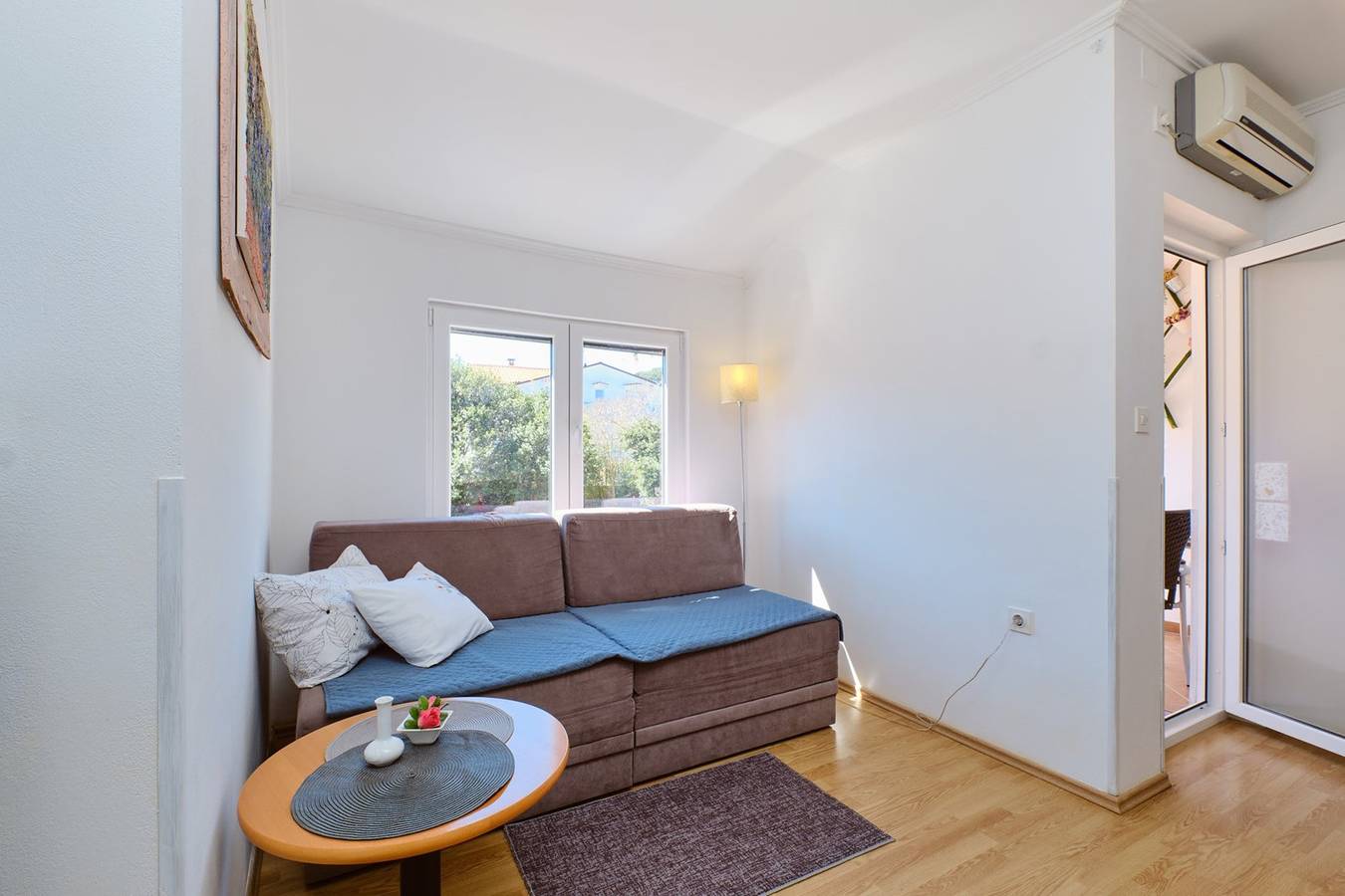 Ganze Wohnung, Das Apartment Jasmina 1 befindet sich in ruhiger Lage in Mali Lošinj. Es ist ideal für zwei Personen und besteht aus einem Schlafzimmer, einem Badezimmer, einem Wohnzimmer, einem Esszimmer und einer Küche. Es verfügt außerdem über eine Terrasse und einen Parkplatz vor dem Gebäude. in Mali Lošinj, Lošinj