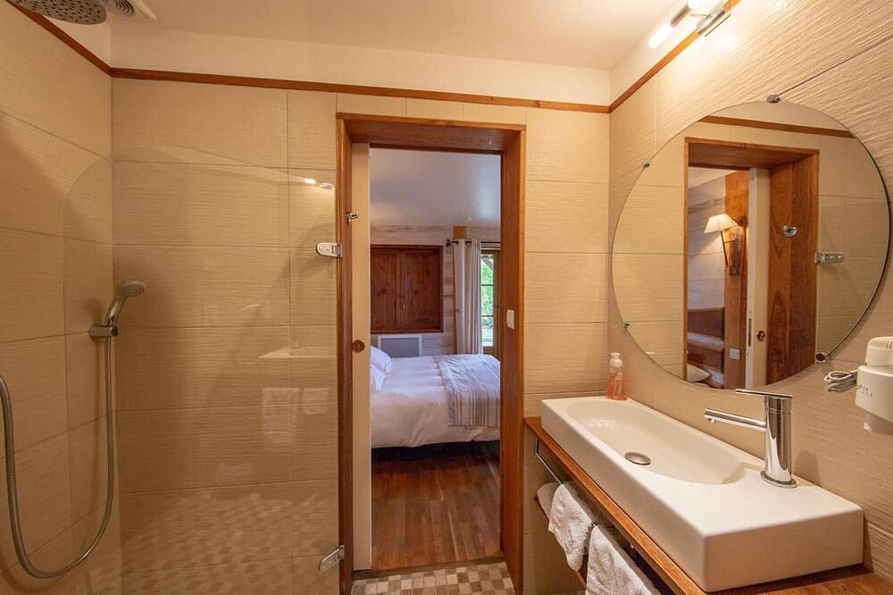 Chambre familiale au cœur de la nature avec jardin et piscine privée, idéale pour explorer le Loiret in Vitry-aux-Loges, Région d'Orléans