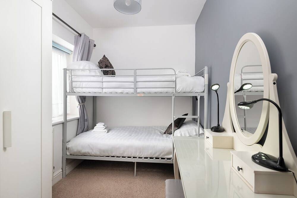 Four Oaks Cottage – Charming Family Stay with Hot Tub & Garden, Sleeps 8 in Cumbria