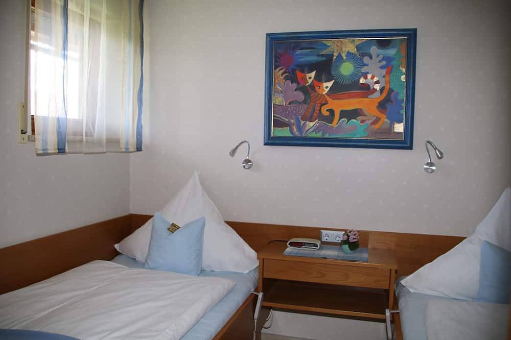 Ganze Wohnung, Gepflegte Wohnung im Landhausstil ⸗ Südbalkon ⸗ gute Ausstattung ⸗ Wlan ⸗ Ruhe in Egglfing am Inn, Bad Füssing