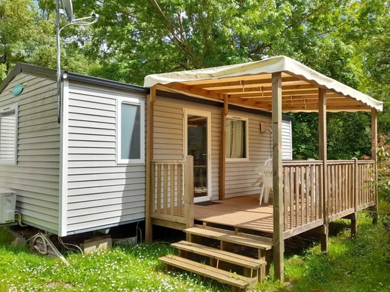 Cozy mobile home for 4 with terrace in Sireuil, Charente