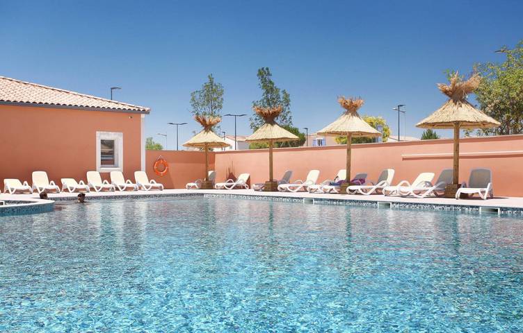 Villa pour 4 personnes, avec Balcon et Terrasse ainsi que Jardin et Piscine à Aigues-Mortes
