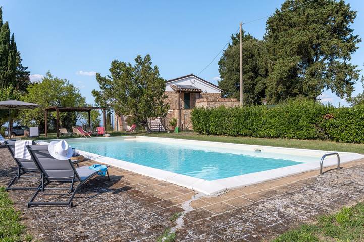 Casa vacanza per 20 persone, con giardino e terrazza a San Venanzo