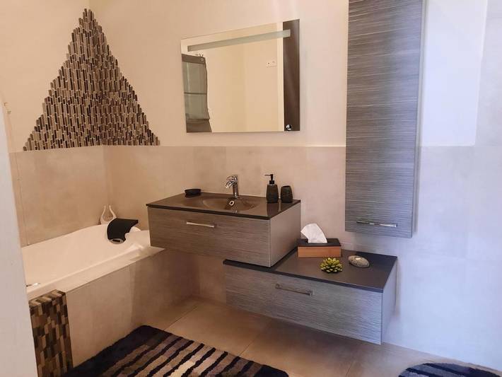 Gîte pour 4 personnes, avec jacuzzi et terrasse ainsi que jardin et piscine à Jouques - 2