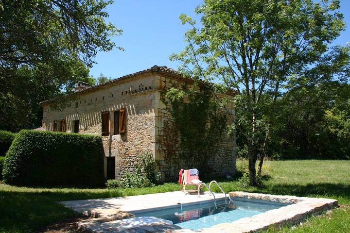 Location de vacances pour 4 personnes, avec Terrasse et Jardin ainsi que Piscine et Vue dans Belmont-Sainte-Foi