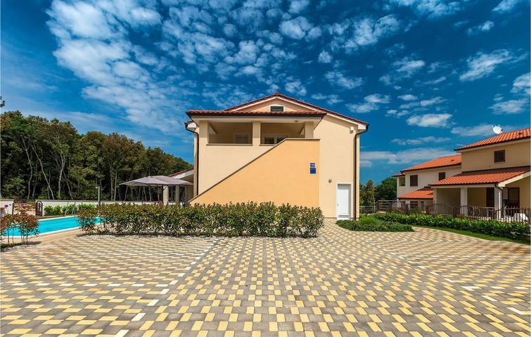 Elegante apartamento de 200 m² con piscina y terraza, a 2,5 km de la playa in Banjole, Costa sur de Istria