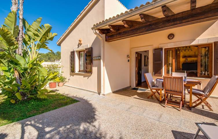 Playa Son Real Retiro: Cozy 1BD Apt with A/C, Terrace & Grill in Playa Son Serra de Marina, Santa Margalida
