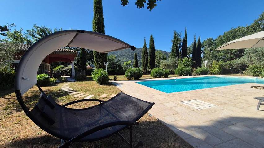 Villa for 8 personer, med Terrasse og Have såvel som Pool og Udsigt i Bargemon