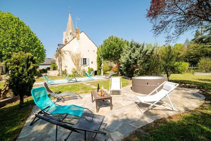 Gîte pour 27 personnes, avec jardin ainsi que piscine et vue, animaux acceptés à Thilouze
