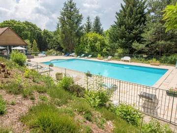 Location de vacances pour 6 personnes, avec terrasse ainsi que jardin et piscine à Aubazines