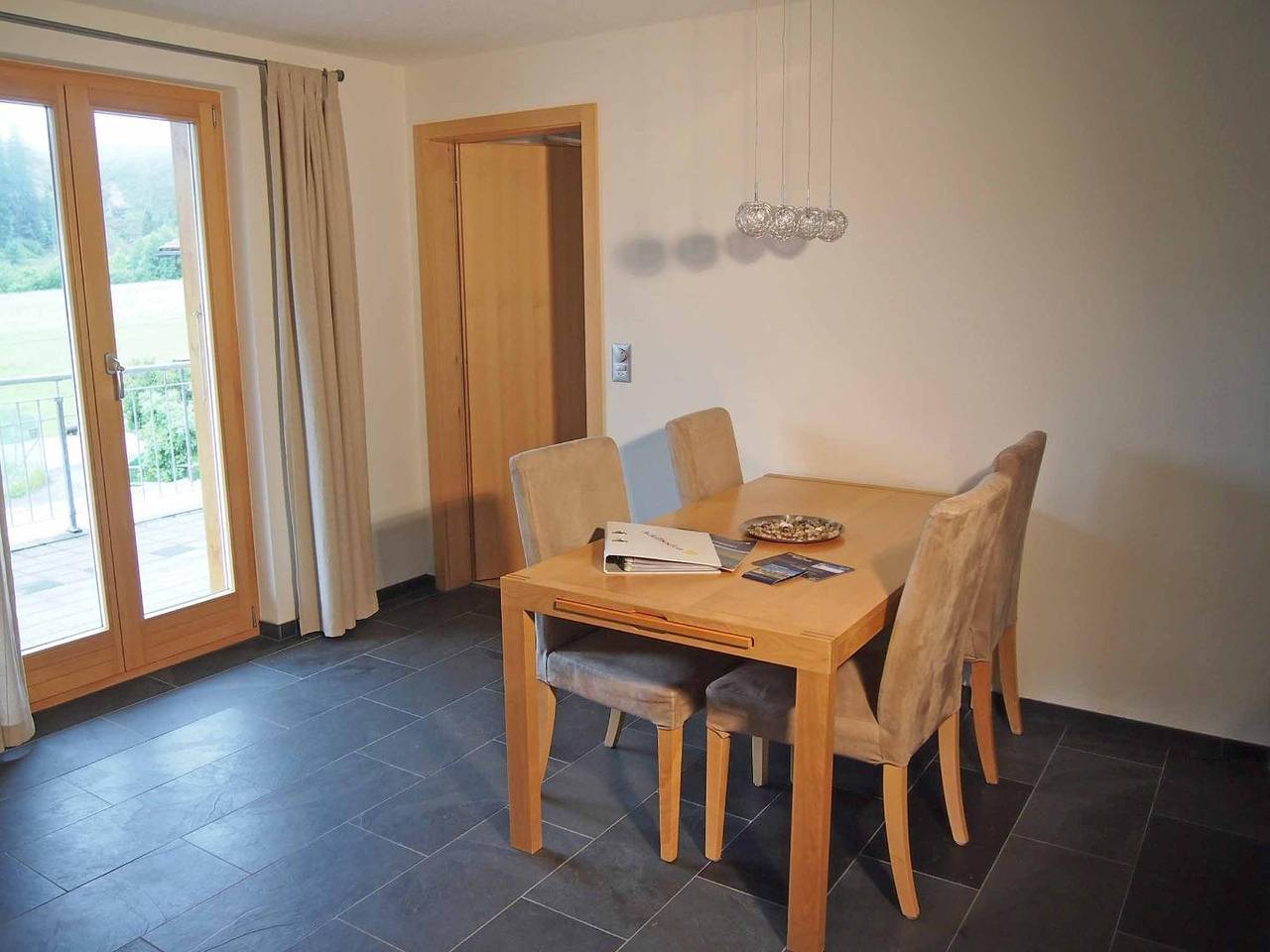 Ganze Wohnung, Stilvoll eingerichtete  Ferienwohnung nahe der Bergbahnen. in Adelboden, Frutigen - Lenk - Adelboden