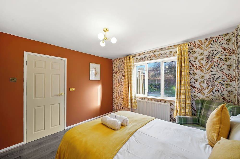 Beautiful 5 Bedroom House Free Parking, Aylesbury in Aylesbury, Chiltern Hills