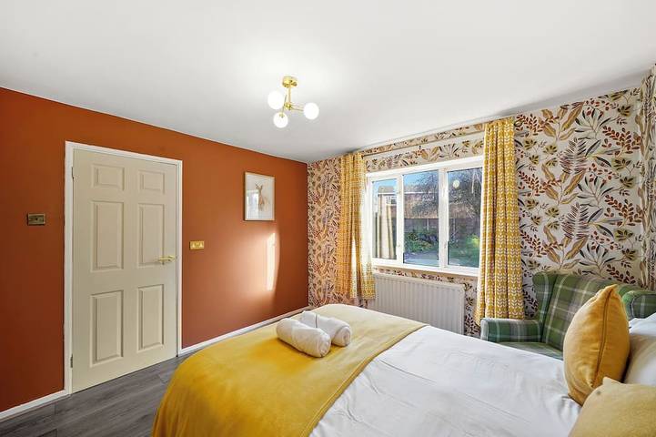 Beautiful 5 Bedroom House Free Parking, Aylesbury in Aylesbury, Chiltern Hills